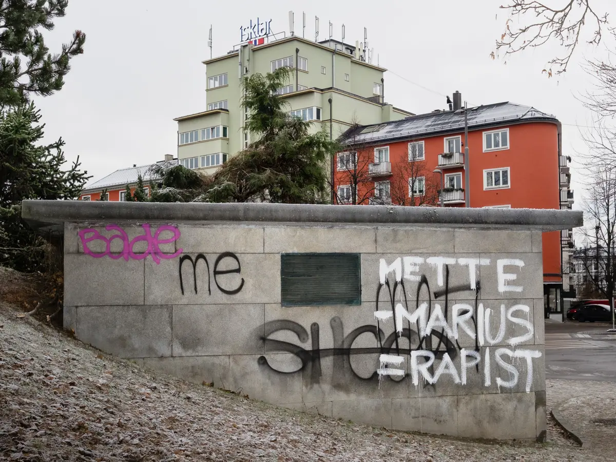 While the son of Crown Pricess Mette-Marit Marius Borg Hoiby is on trial for rape and violence against several young women, this somewhat ambiguous grafitti appeared on the side of a building on the Oslo West side. It reads "Mette + Marius = Rapist"
