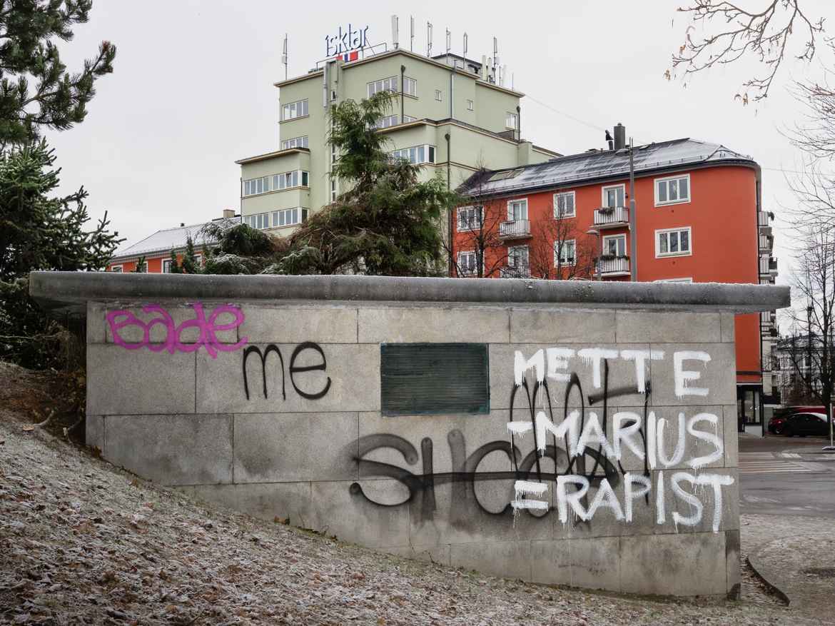 While the son of Crown Pricess Mette-Marit Marius Borg Hoiby is on trial for rape and violence against several young women, this somewhat ambiguous grafitti appeared on the side of a building on the Oslo West side. It reads "Mette + Marius = Rapist"